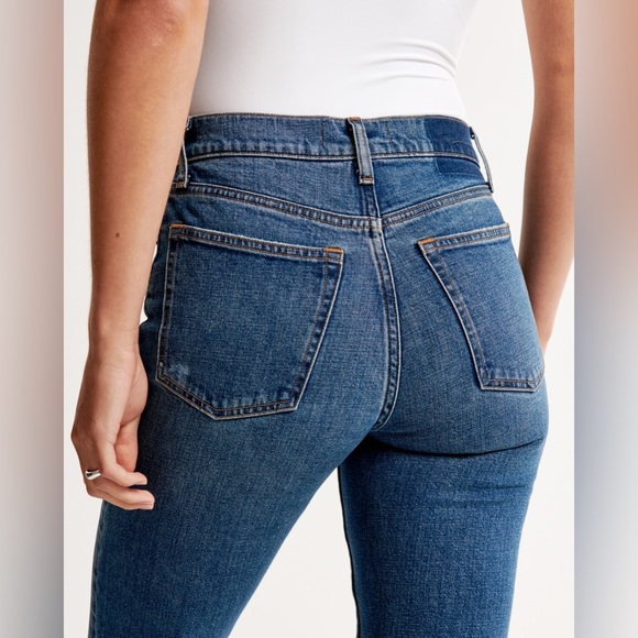 Abercrombie & Fitch - High Rise Mom Jean - Size 31 - Picture 4 of 15